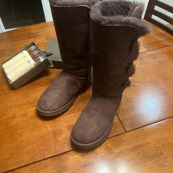 Tall UGG button boots size 8 with cleaning kit - Picture 2 of 14